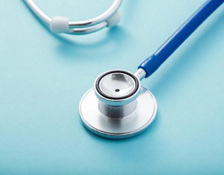 KI generiertes Bild mit Stethoskop mit blauer Schlange auf einem hellblauen Hintergrund.